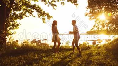幸福的一家人走在海边。 农村的田野和树木。 日落或日出的<strong>暖色</strong>。 有爱心的父母